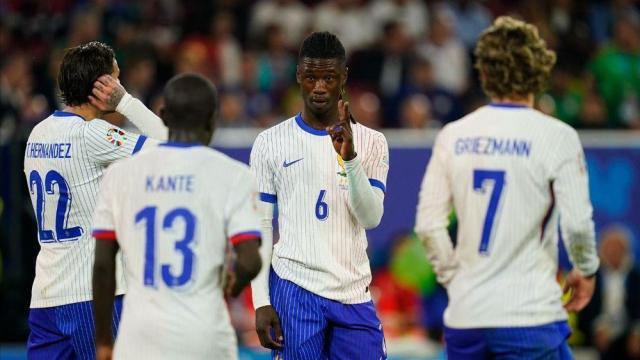 完美世界对战平台-【揭秘】老兵小将都挨训 法国队更衣室还好吗？