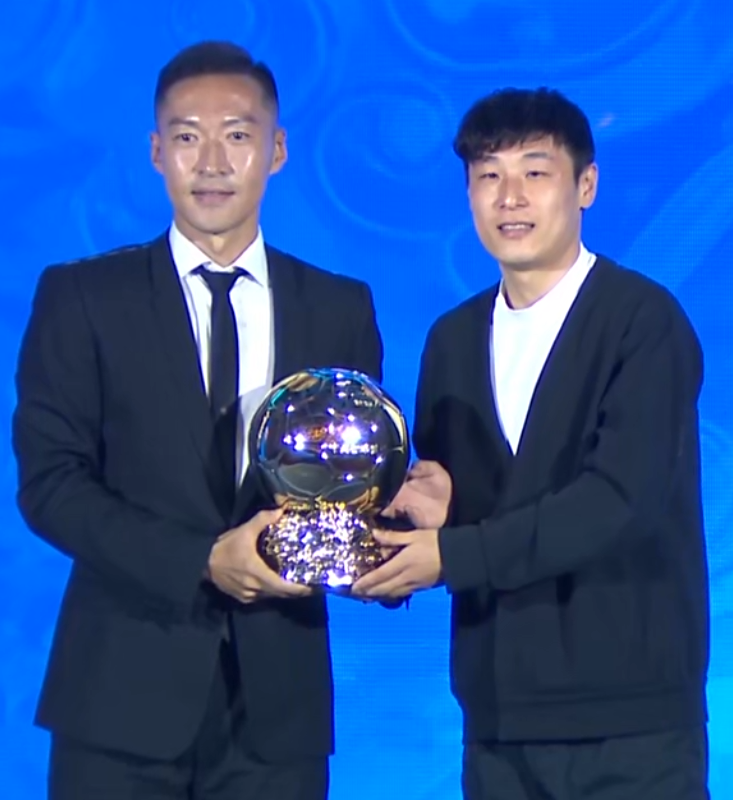 完美世界竞技平台-中国金球奖感人一幕！五金王为双金王颁奖，吴曦：或是最后一奖